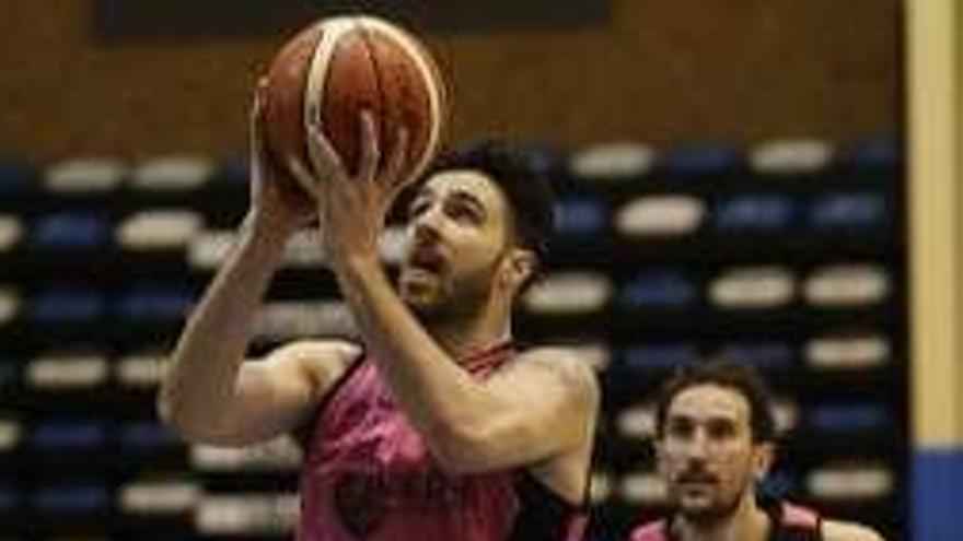 Francis Alonso lanza a canasta en un entrenamiento.