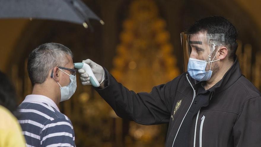 Medidas de seguridad y precaución mantenidas en la parroquia de Nuestra Señora de la Asunción, en Almonte, durante su primer día de apertura.