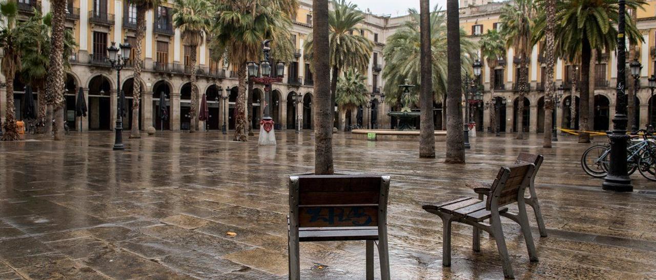 La plaza Reial de Barcelona, desierta durante el confinamiento por el coronavirus
