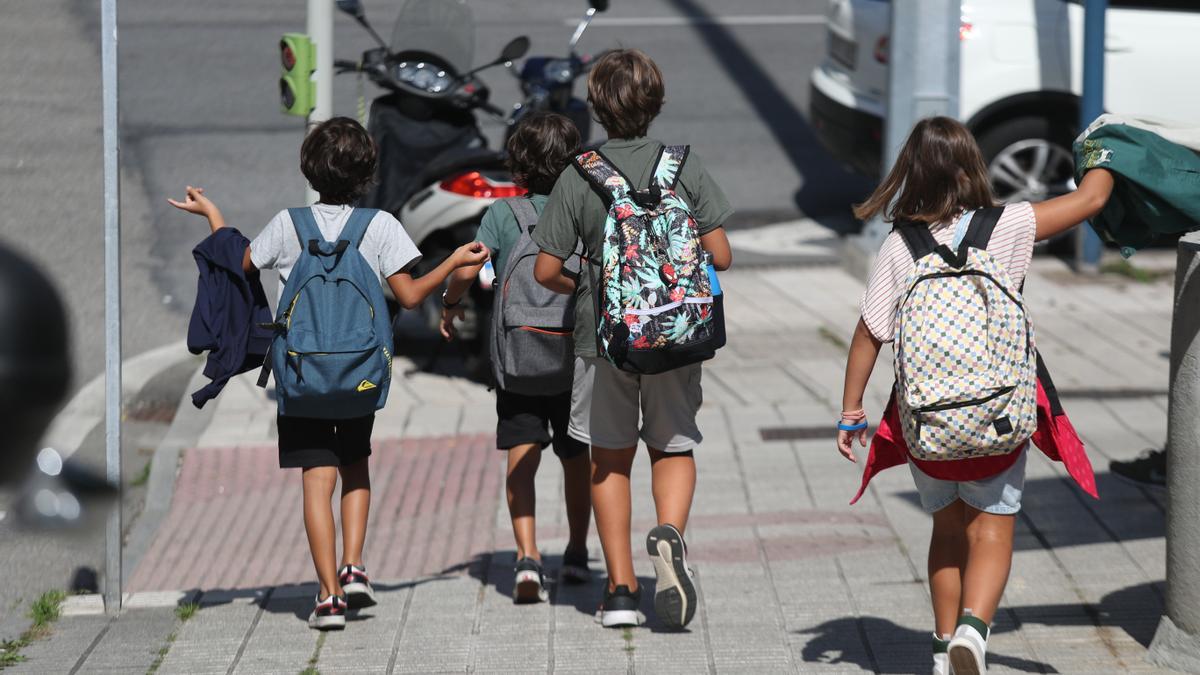 Niños a la salida del colegio.