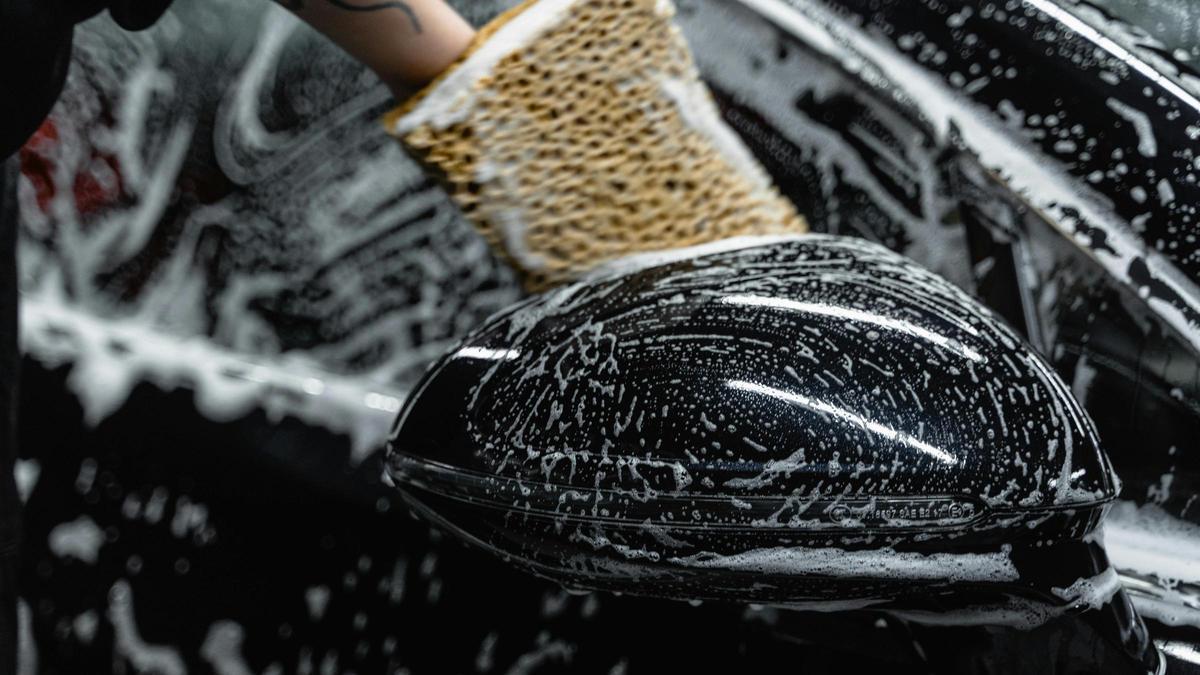 Juan José, mecánico: "Limpiar los mosquitos del coche te puede costar hasta 100 euros de multa" Noticia