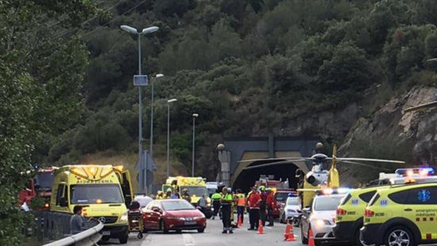 Dos morts i 22 ferits en un accident entre un cotxe i un minibús a la C-17 a la Garriga