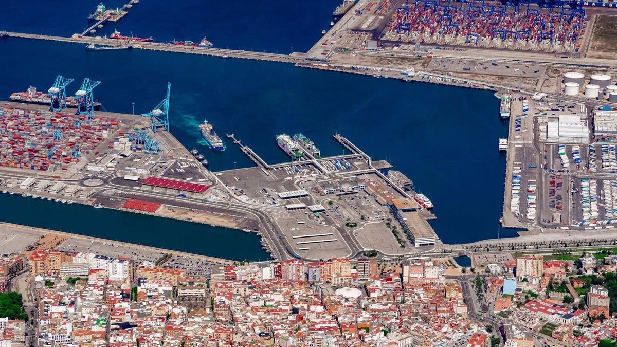 El puerto de Cádiz ya ofrecerá conexión eléctrica a los cruceros este mismo año