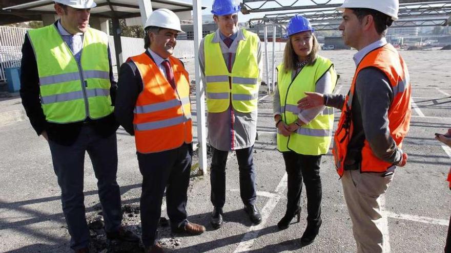 Yann Martin (tercero por la izquierda) y Teresa Pedrosa, en la zona de obras de la Nave H. // José Lores