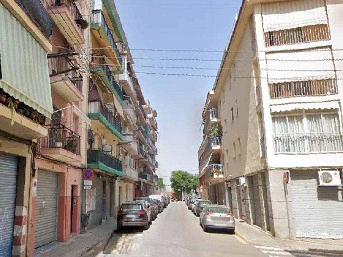 Imagen de la calle Blai Parera, compositor del himno argentino, en el corazón de Rocafonda, barrio de Lamine Yamal