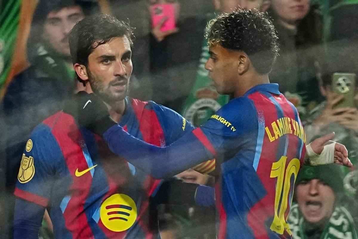 Ferran Torres recibe la felicitación de Lamine Yamal tras marcar el 0-1 al Racing.