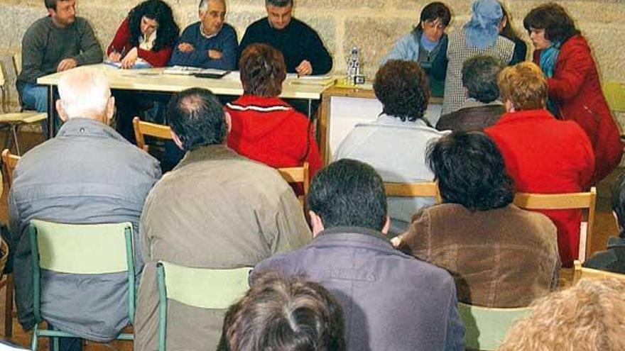 Una de las asambleas de la Asociación de Vecinos de Berducedo-Piñeiro.