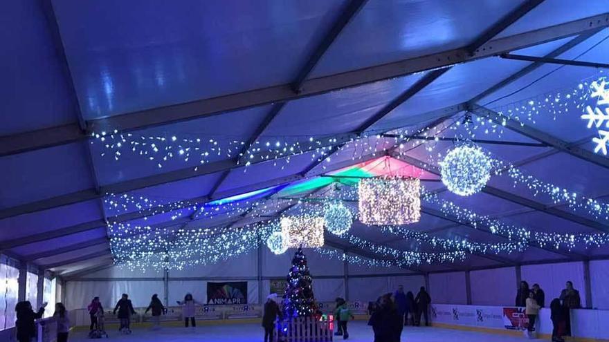 La pista de hielo de Lugones alarga la Navidad