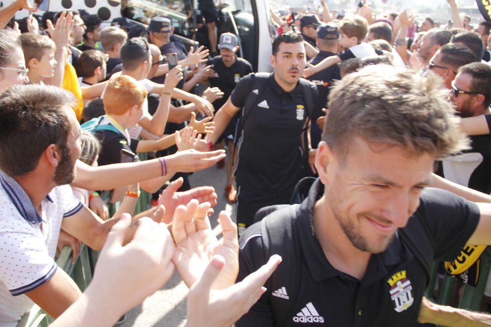 Multitudinaria llegada del FC Cartagena