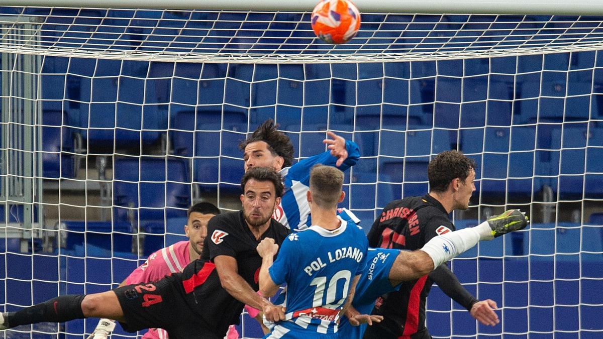 Eric García y Christensen intentan rematar un córner en el área del Espanyol.