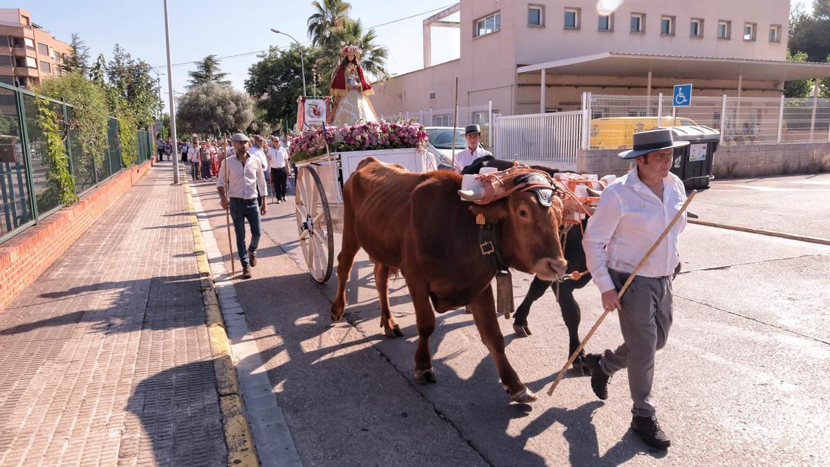 Pese al calor, decenas de romeros han completado el recorrido entre la iglesia de los Evangelistas y el paraje del Termet.