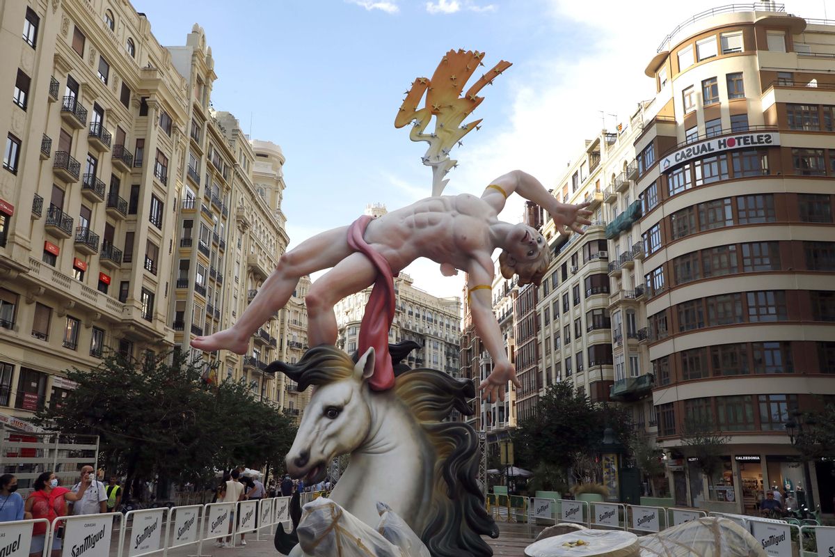 La falla del 200 aniversario, plantada circunstancialmente en 2021 en la plaza del Ayuntamiento a causa de las obras.