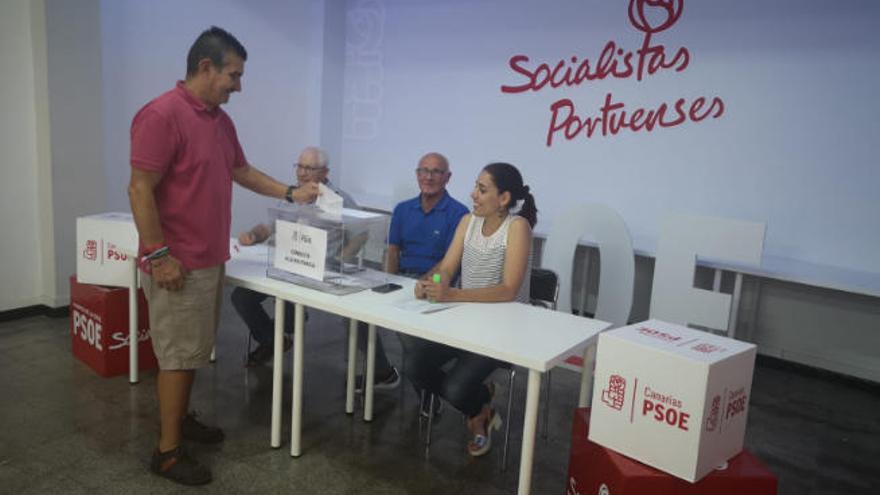 La Casa del Pueblo acogió ayer la consulta a la militancia socialista.