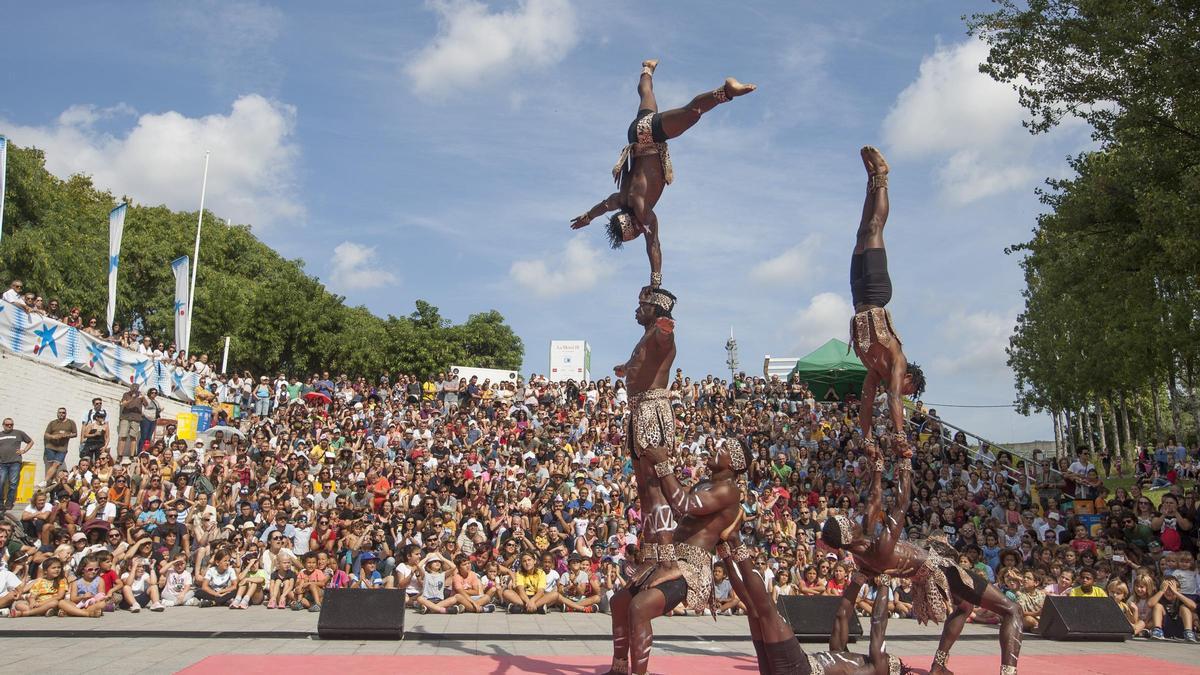 Número de circo en el parque de la Trinitat, durante la Mercè de 2019, en Barcelona.