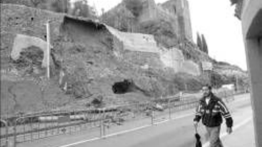 DERRUMBE DE UN MURO EN LA PARTE ANTIGUA CACEREÑA