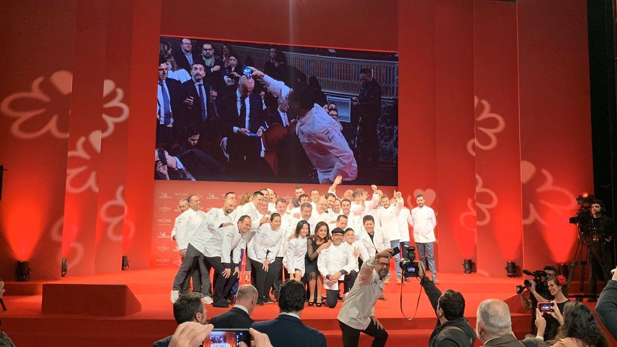 Foto de familia de algunos de los chefs premiados en la gala.