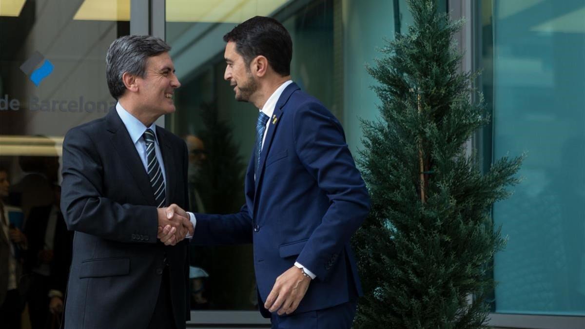 Pedro Saura y Damià Calvet se saludan al inicio de la comisiónm bilateral de infraestructuras que se ha celebrado en Barcelona.
