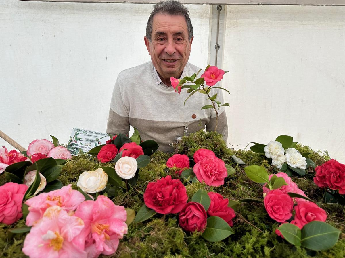 José Manuel Alba con camelias de su jardín.