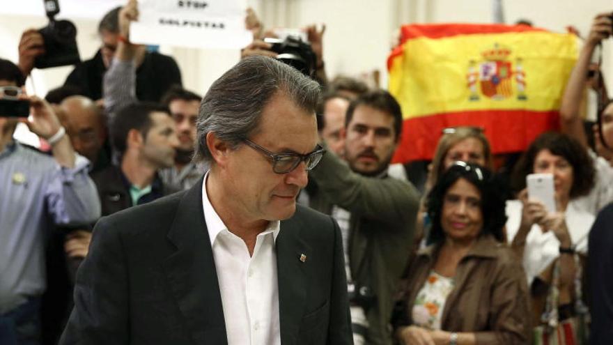 Banderes espanyoles irrompen a la votació de Mas
