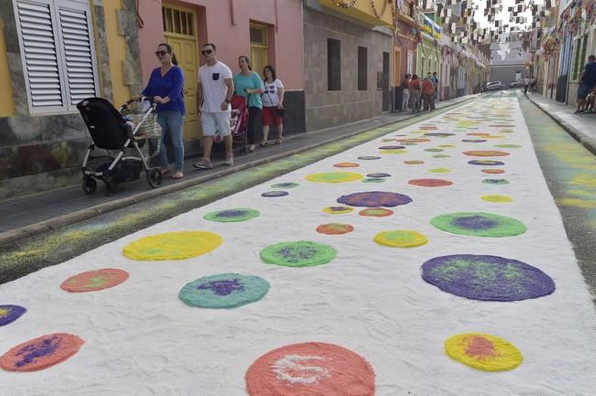 Alfombras por la fiesta de la Vingen del Carmen, ... Alfombras por la fiesta de la Vingen del Carmen, ...
