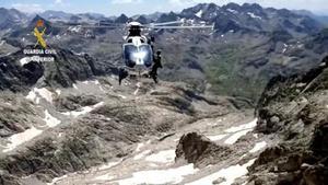 Helicóptero de rescate de la Guardia Civil que acudió a auxiliar a los escaladores