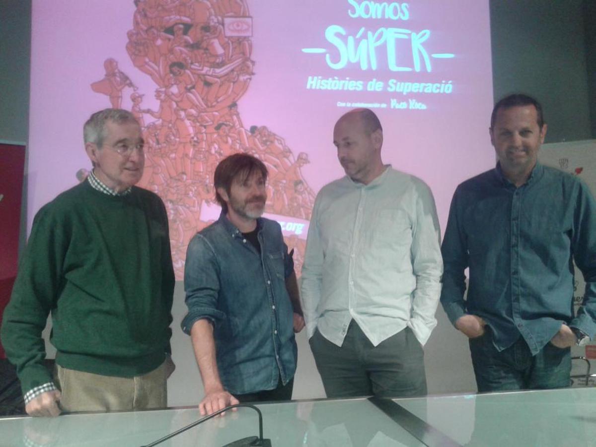 Paco Roca, segundo a la izquierda, junto a los organizadores de la iniciativa.