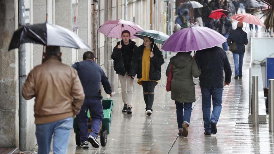 Los paraguas vuelven a las calles de Vigo, esta tarde. // J. Lores