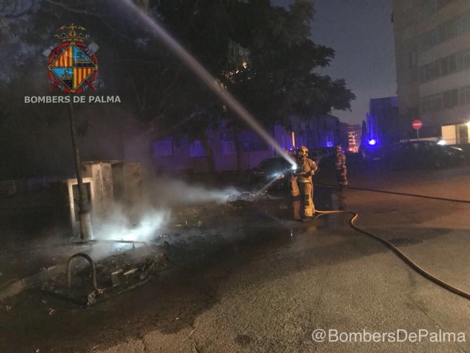 Un fuego intencionado calcina tres contenedores y un semáforo