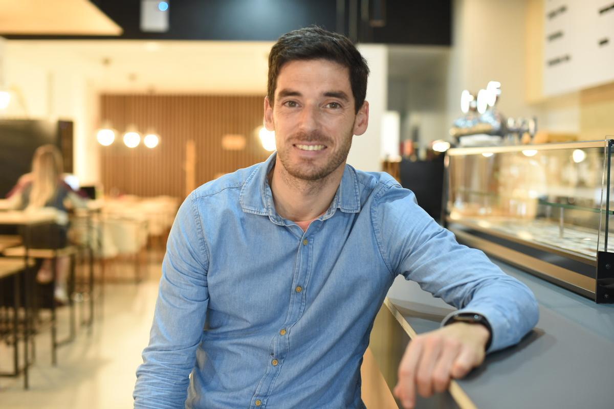 Pablo Alcolea posa en el el bar Semana fantástica, del que es propietario.