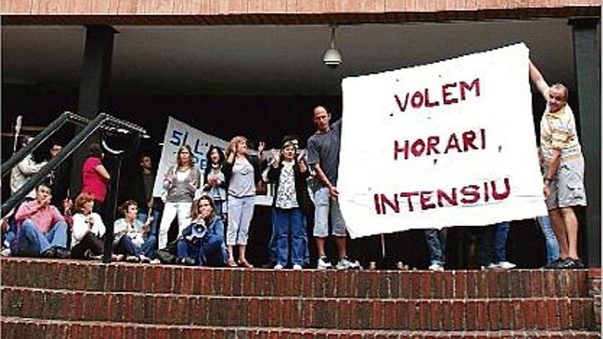 Pares dels alumnes de l&#039;IES d&#039;Hostalric es van manifestar davant d&#039;Educació a Barcelona.