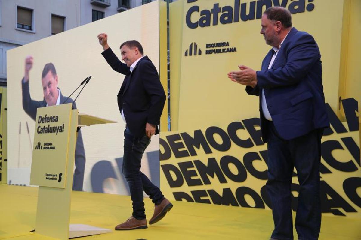 Arnaldo Otegi aplaudido por Oriol Junqueras, en el mitin central de campaña de ERC