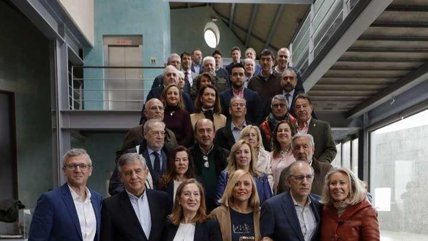 Alfonso Rueda, Ana Pastor y Elena Muñoz, junto a los exalcaldes y exconcejales &quot;populares&quot;. // Alba Villar