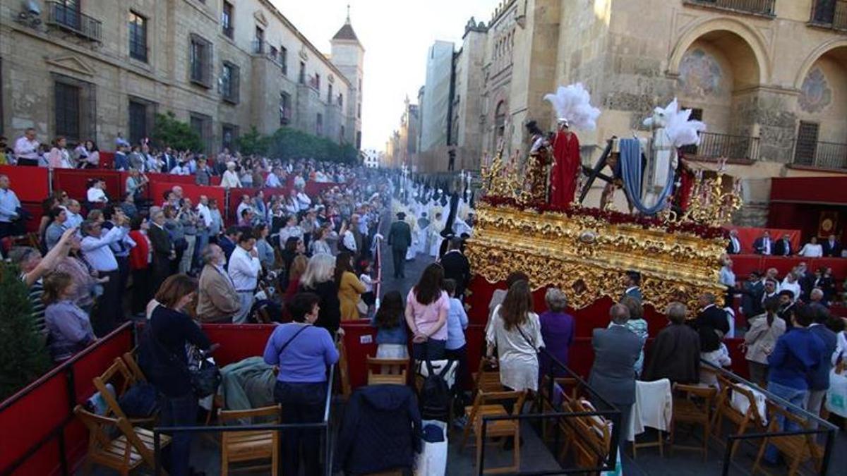 Una hermandad recorre la carrera oficial durante la Semana Santa de Córdoba.