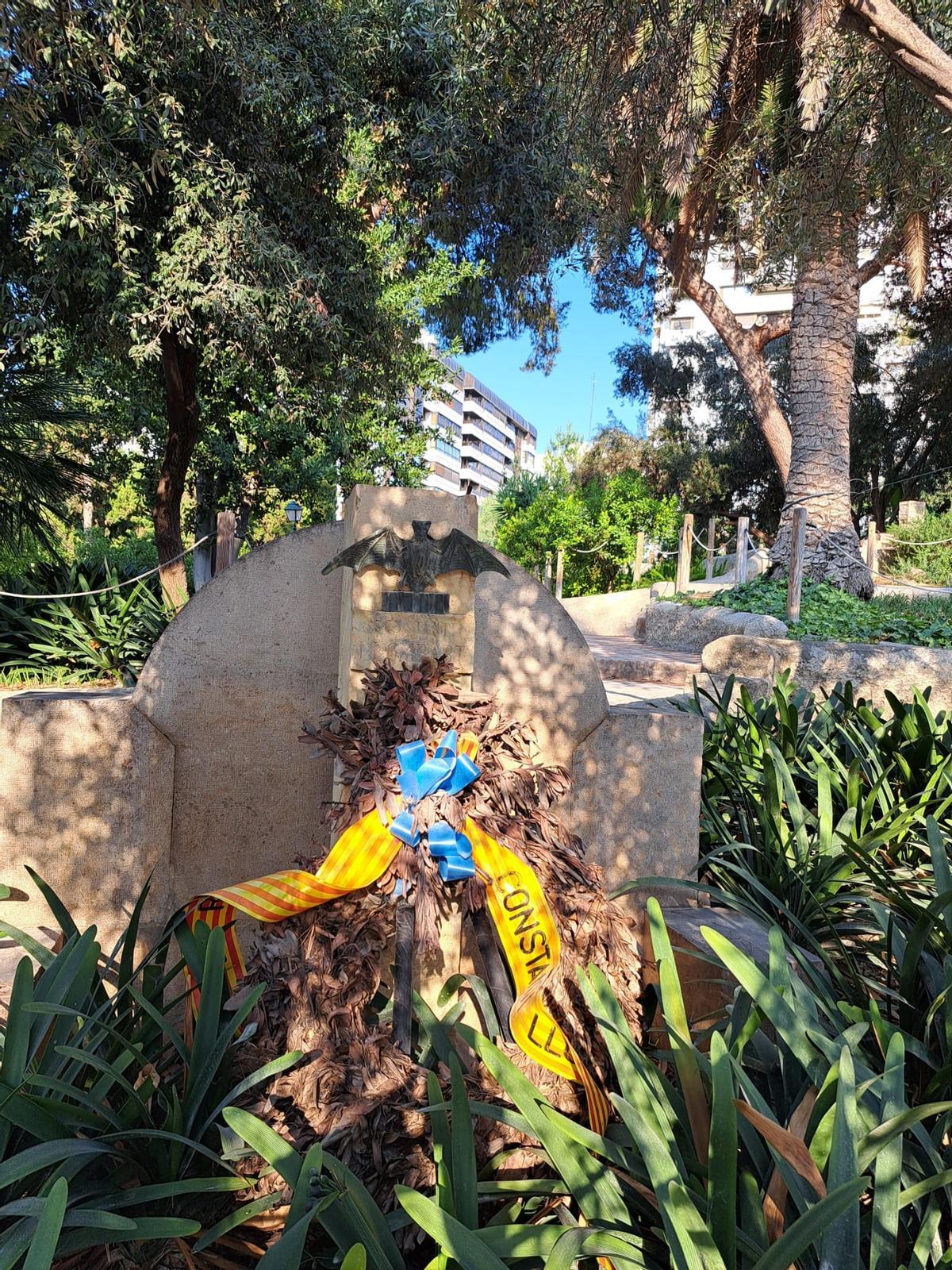 Abandono de la estatua de Constantí Llombart en los Jardines del Real.