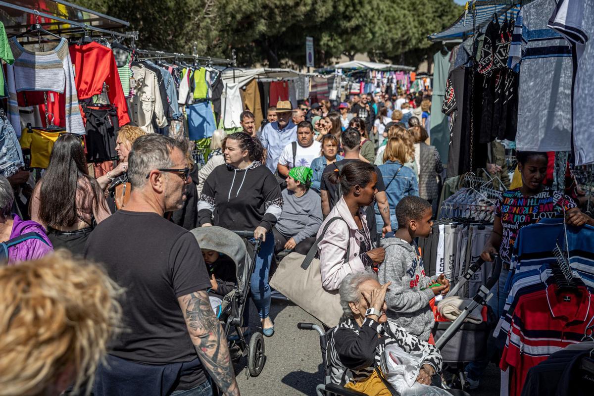 El histórico mercado ambulante inicia un exilio temporal: las obras de reforma del barrio exigen dejar libres las calles del Acer, de la Metal·lúrgia y del Crom, donde los puestos comerciales llevaban más de 50 años asentados. La nueva ubicación es desde el cruce de la calle de los Ferrocarrils Catalans con calle Foc hasta el cruce de la calle de la Mare de Déu de Port con el de calle Motors.