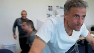 Esto es lo que hace Luis Enrique cada media hora... Increíble, pero cierto