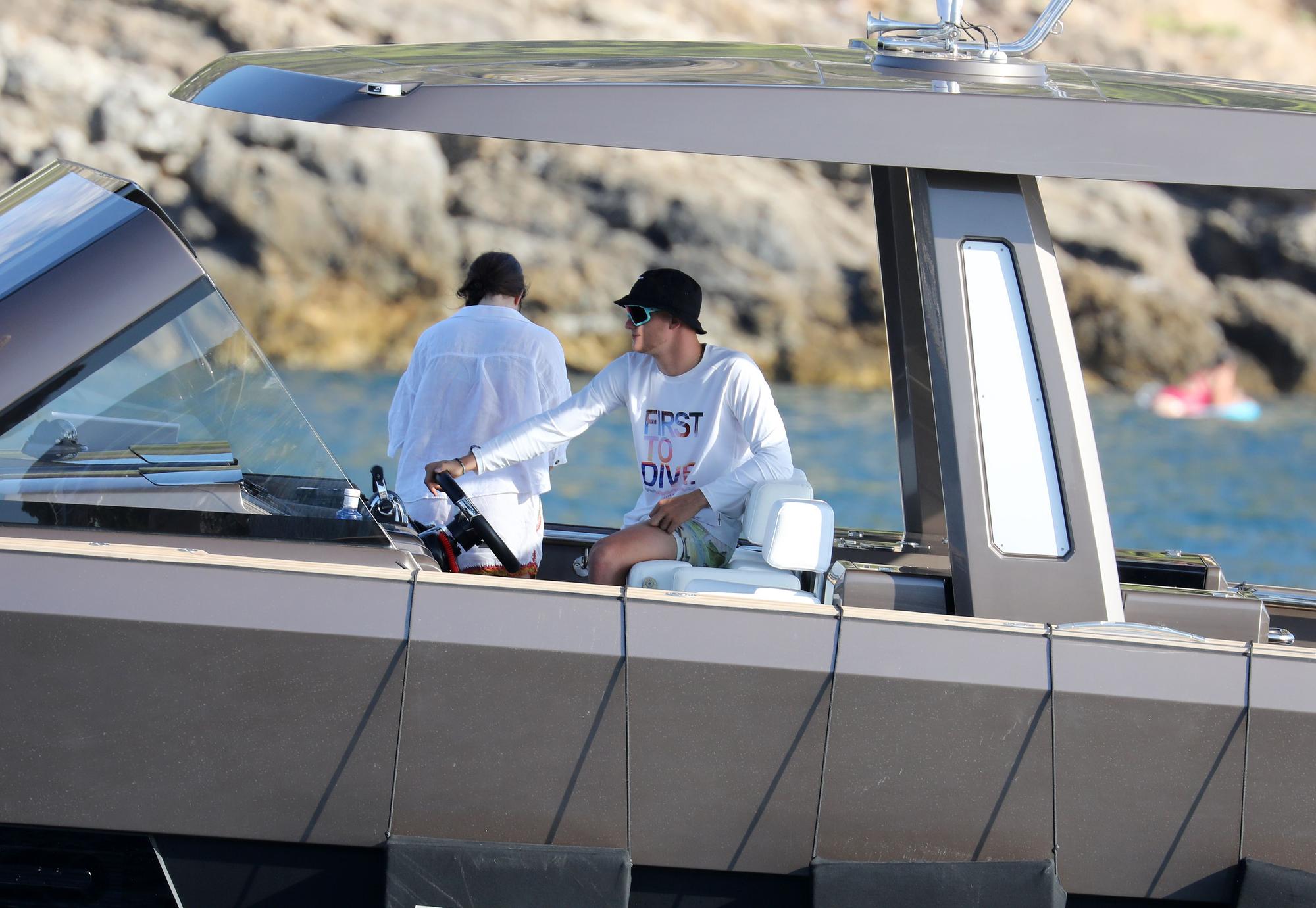 Mick Schumacher hat mit seiner Freundin Justine Huysman einen Yacht-Ausflug in der Gegend von Port d'Andratx gemacht.