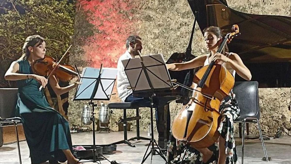 Una actuación del trio Bórea que abre la programación cultural de otoño en Formentera.