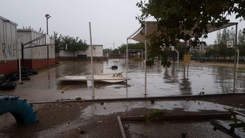 L'aigua entra al CEIP Carme Guasch de Figueres