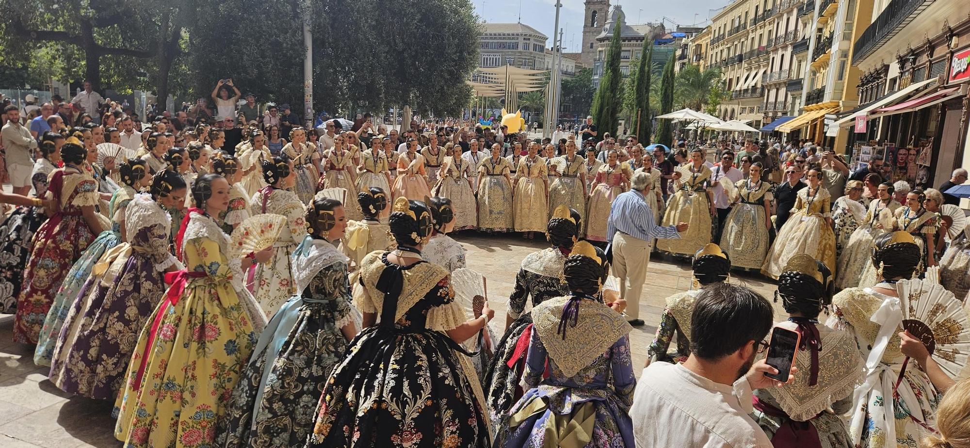 Baño de multitudes de las candidatas a Fallera Mayor de València 2025