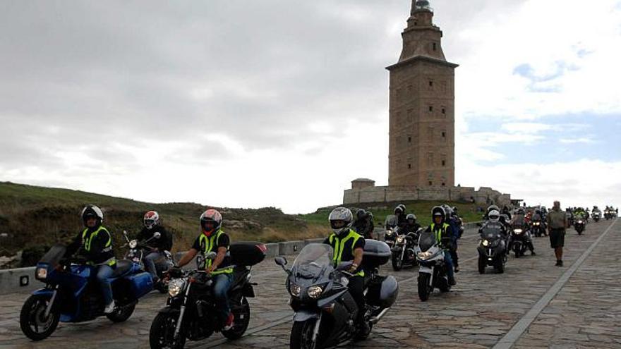 Medio centenar de motos de la concentración visitan, ayer, la Torre de Hércules. / juan varela