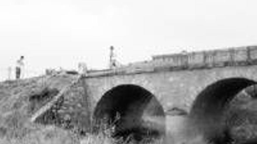 Valencia de Alcántara restaura las piedras del puente que cruza sobre el arroyo Caparrosa