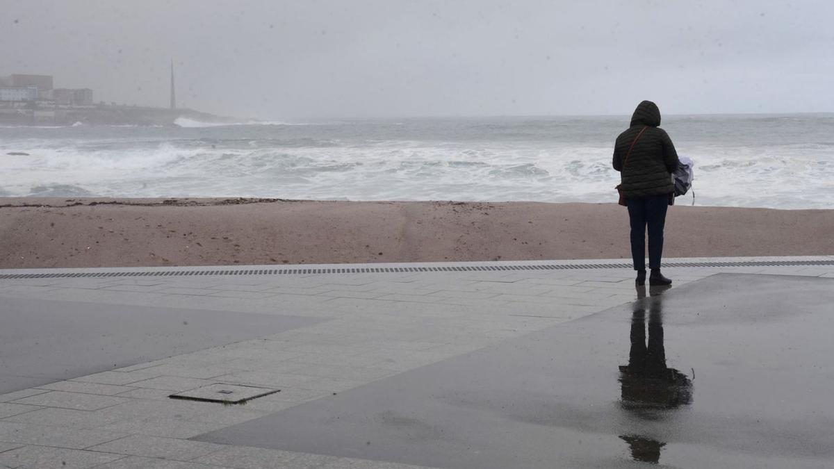 El mal tiempo todavía imperó este lunes en Galicia, como en esta imagen de A Coruña.   | // CARLOS PARDELLAS