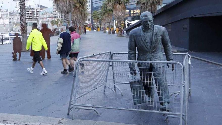 El vandalismo se ceba con el &quot;emigrante&quot; de la Estación Marítima