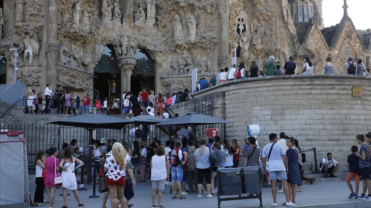 Turistas en las inmediaciones de la Sagrada Família.