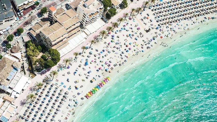 Vista aérea de una playa de Calvià.