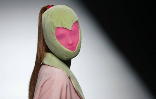 Una modelo presenta una creación de Agatha Ruiz de la Prada durante la Semana de la Moda de Madrid 2013