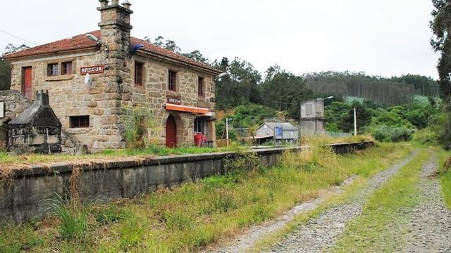 Antiguo trazado de la vía del tren y estación de Bregua, en desuso, por donde pasará la vía verde. | // L. O.