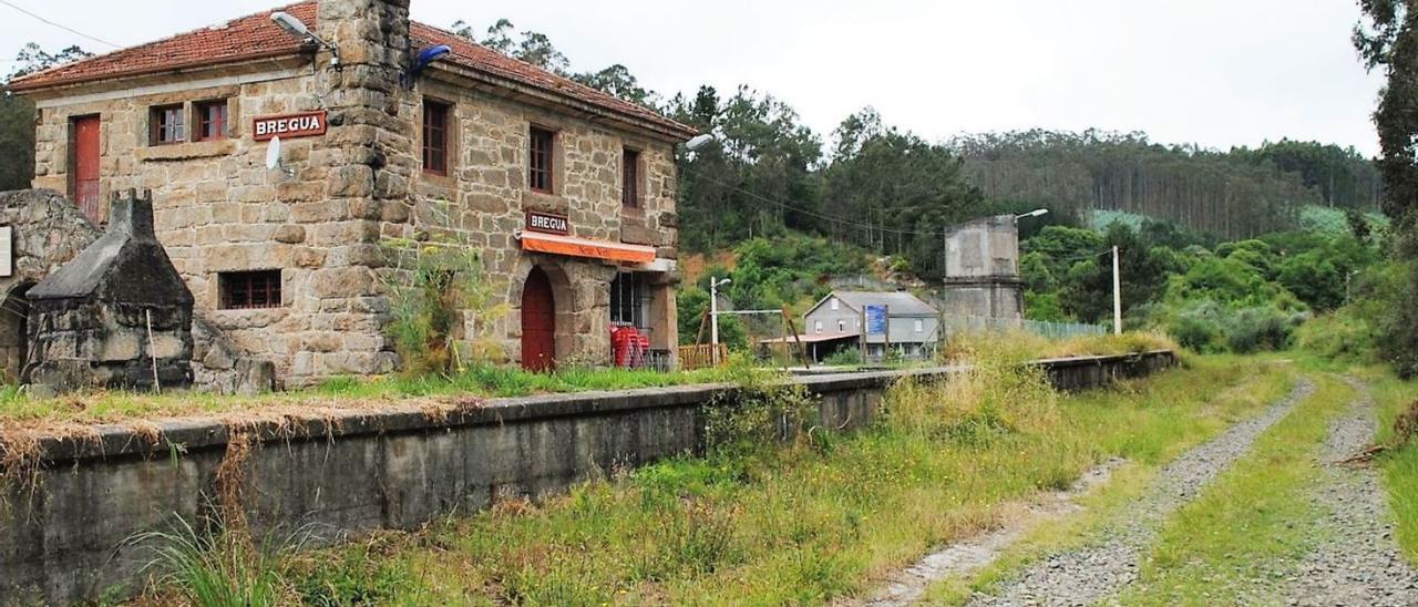 Antiguo trazado de la vía del tren y estación de Bregua, en desuso, por donde pasará la vía verde. |   // L. O.