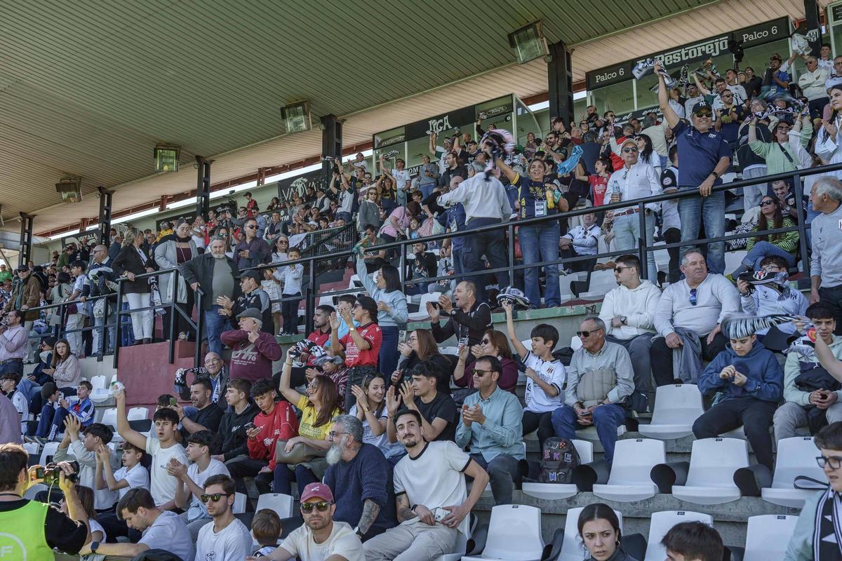 Aficionados del Mérida, en el derbi ante el Cacereño.